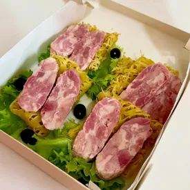 Домашняя ветчина с ажурным блинчиком